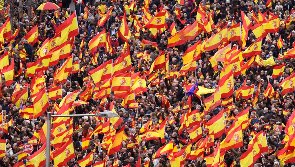 Nace un periódico anti Sánchez en la manifestación: ‘El Diario de Colón’