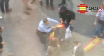 VÍDEO: Abascal se agacha y arrodilla para saludar a una persona