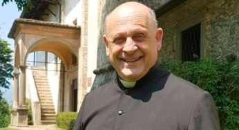 Sacerdote infectado renuncia a su respirador para salvar a otra persona